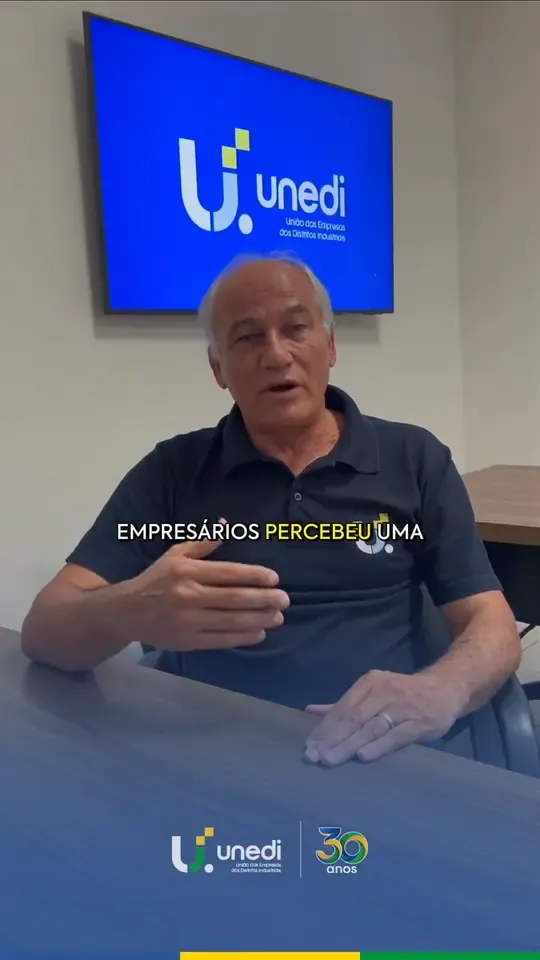 Joaquim Luiz de Paula Filho, presidente da UNEDI, falando em sua sala sobre os 30 anos da associação.